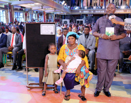 EL SEÑOR HON HABILA TIMOTHY Y FAMILIA