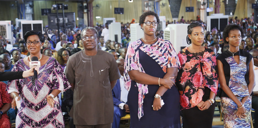 LA SEÑORA JOSEPHINE OLOKOR Y FAMILIA