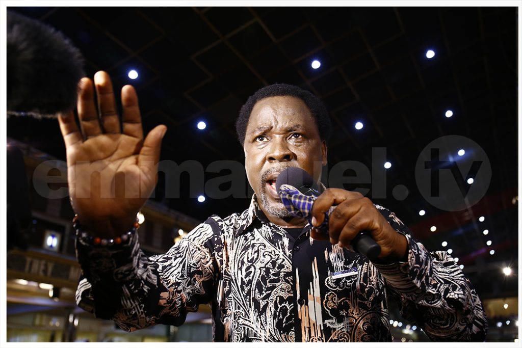 Le clip du Prophète T.B Joshua diffusé lors de la prière de masse de la SCOAN, (ARRÊTER DE SE PLAINDRE)