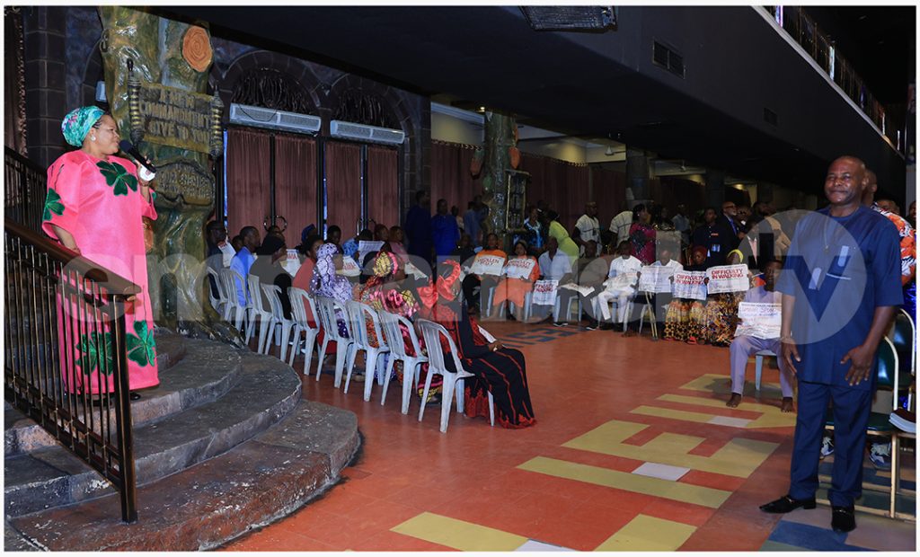 Pastora Evelyn Joshua na seção da linha de oração