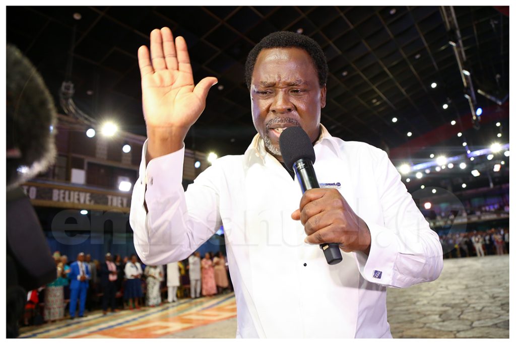 Prophète TB Joshua Diriger la prière de Masse à l'autel de La SCOAN