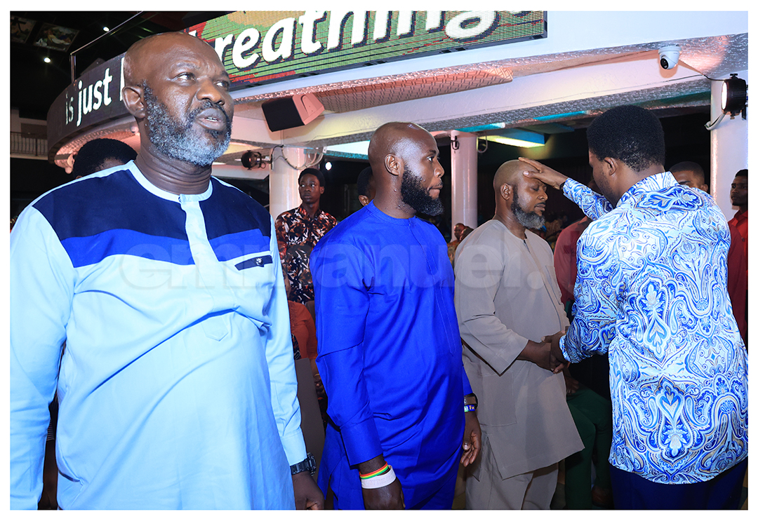 Sesión de imposición de manos en el Servicio Dominical de La SCOAN