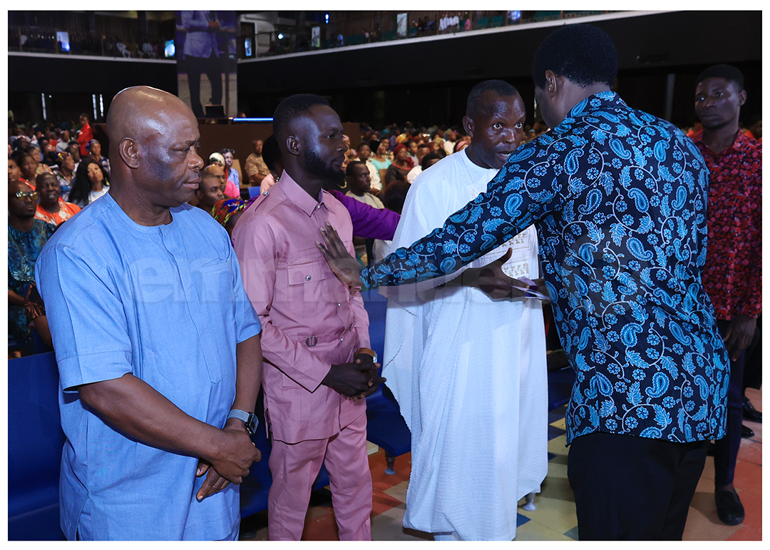 Sesión de imposición de manos en el Servicio Dominical de La SCOAN